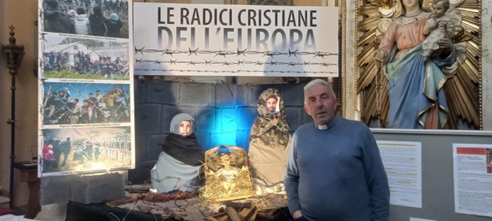 La Sacra Famiglia con i volti dei profughi: il presepe contro l'ipocrisia dei falsi cristiani d'Europa