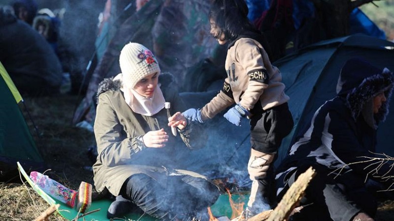 Migrante curda incinta muore di stenti al confine della Polonia: soccorsa troppo tardi