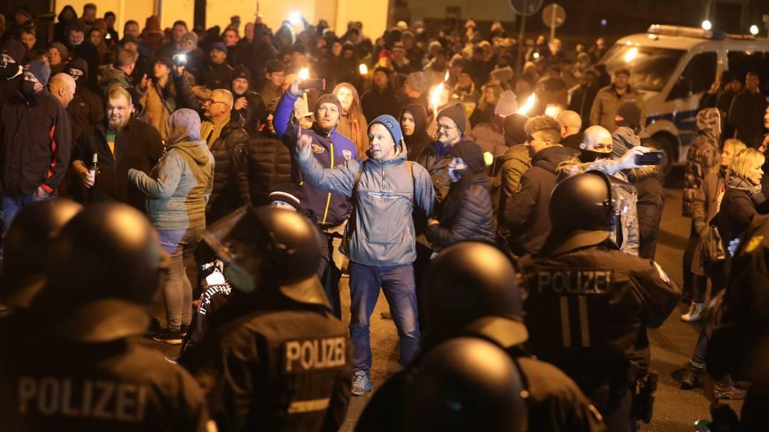 Fanatici no-vax scatenati in Germania: 16 poliziotti feriti dopo cortei degenerati a causa dei violenti