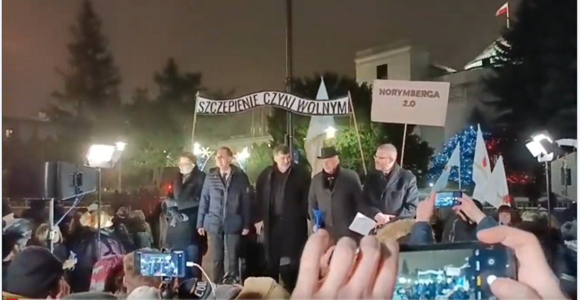 I fascisti no-vax polacchi oltraggiano Auschwitz: "Il vaccino ti renderà libero" I fascisti no-vax polacchi oltraggiano Auschwitz: "Il vaccino ti renderà libero"