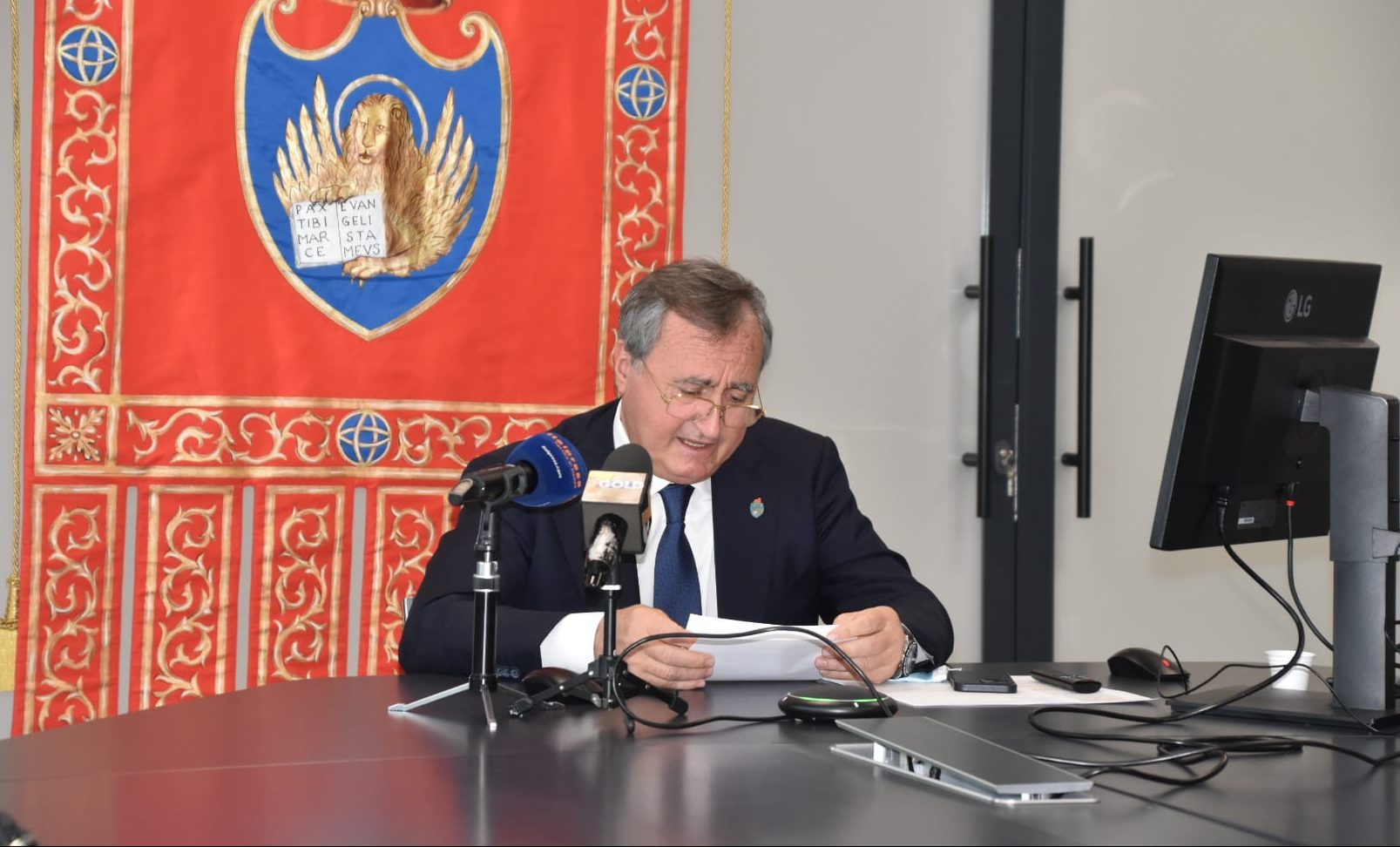 Brugnaro: "Voteremmo Berlusconi al Quirinale perché è un candidato credibile. Ma anche Draghi..."