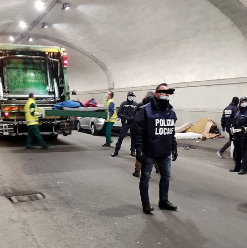 Schermata 2021-12-16 alle 19.37.53 La polizia a Milano rimuove (di nascosto) le coperte ai senzatetto, a dicembre: la denuncia di Mutuo Soccorso
