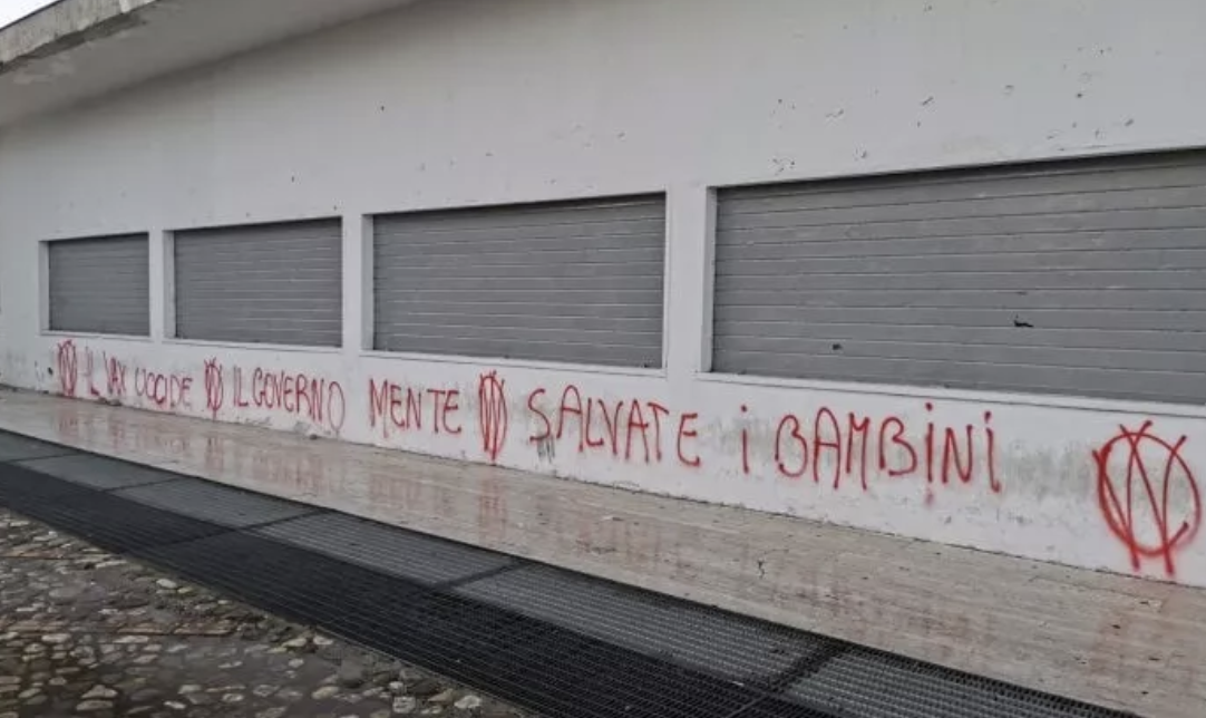 Schermata 2021-12-28 alle 12.30.36 Blitz no-vax all'hub vaccinale di Napoli: "Salvate i bambini, i vaccini uccidono"