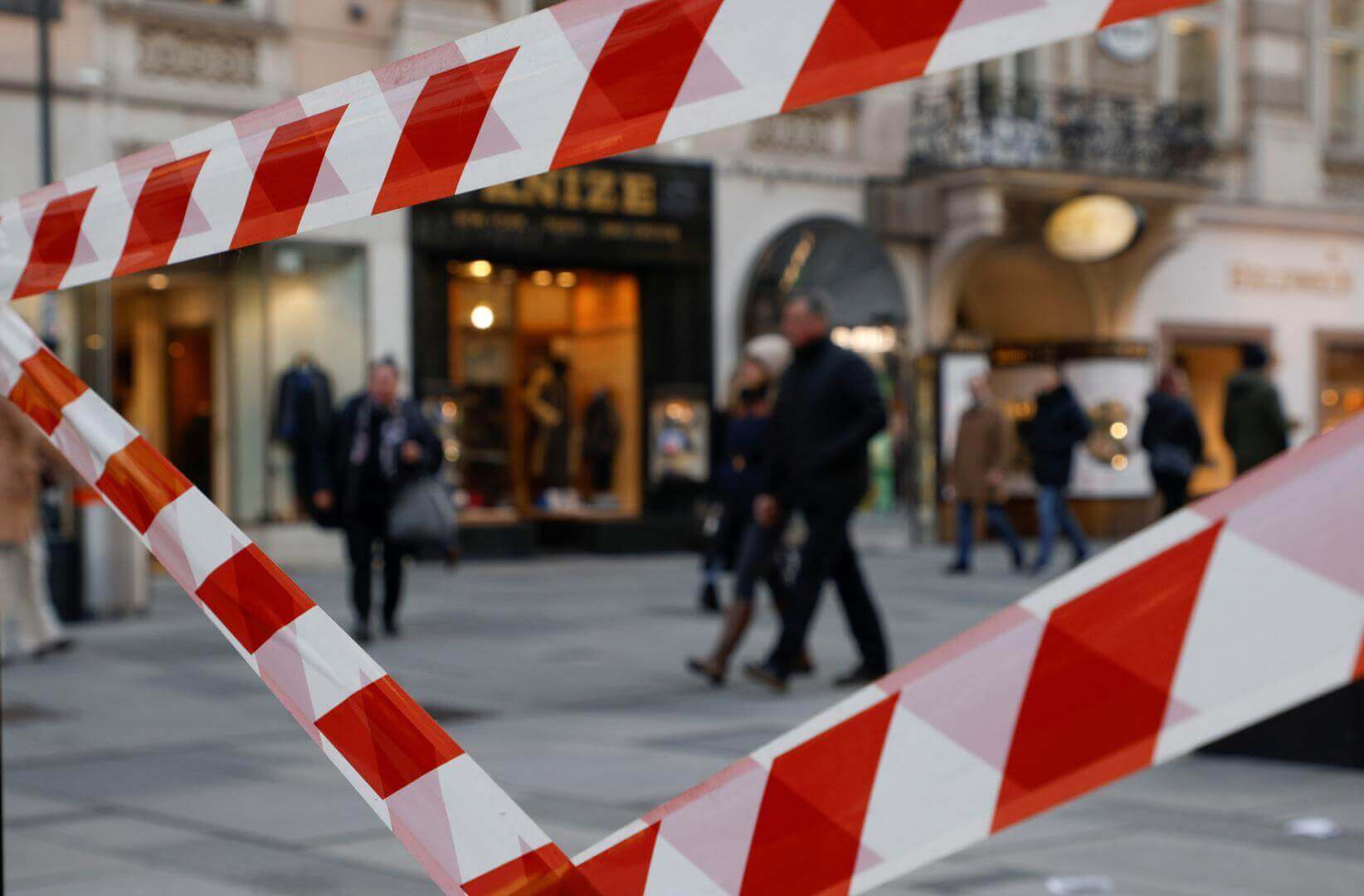 Covid, l'Austria continua ad allentare le restrizioni: mascherine solo per negozi e musei