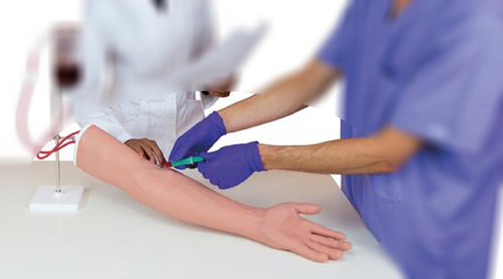 Si presenta nell'hub col braccio in silicone per farsi inoculare il vaccino: era un operatore sanitario Si presenta nell'hub col braccio in silicone per farsi inoculare il vaccino: era un operatore sanitario