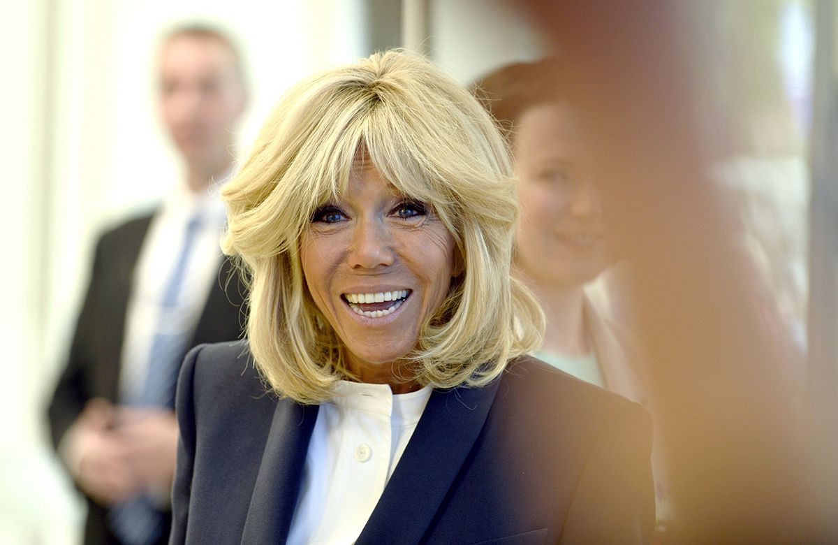 Brigitte Macron definisce "stupide stro**e" manifestanti femministe: arriva la denuncia Brigitte Macron definisce "stupide stro**e" manifestanti femministe: arriva la denuncia