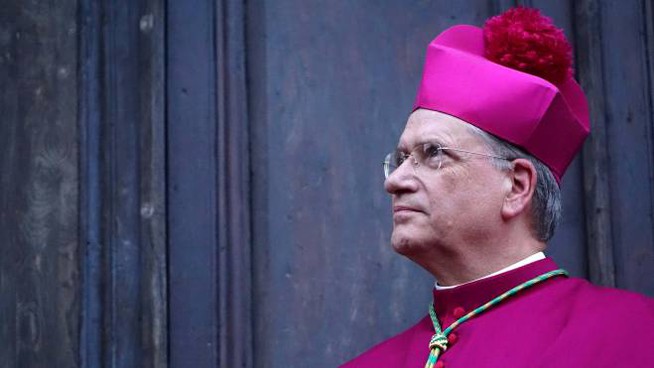 download Il Vescovo di Pistoia aggredito dai No Vax: aveva detto che "chi non si vaccina non può dirsi cristiano"