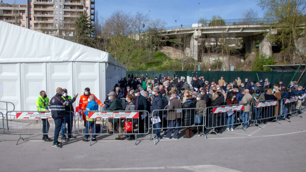 file vaccino Potenza ANSA (2) La denuncia dell'Ulss di Treviso: "No vax in coda negli hub per rallentare le vaccinazioni"