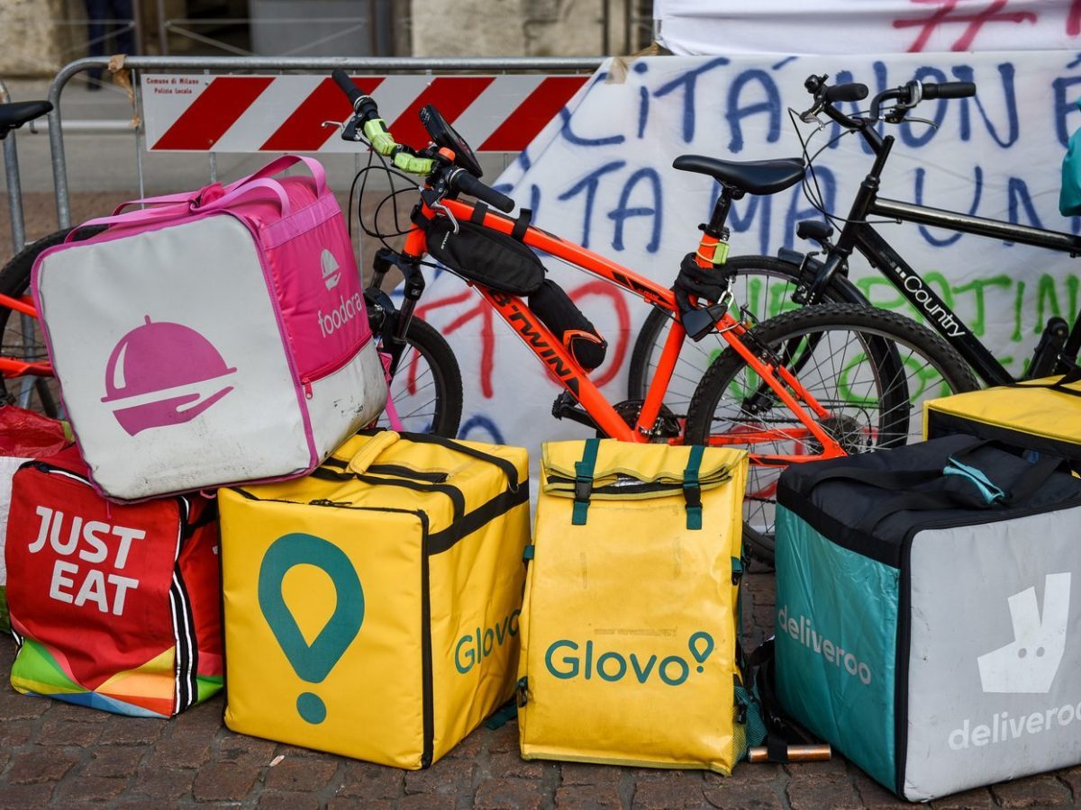 La Commissione Ue tuona contro i colossi digitali: "Assumete i rider, sono lavoratori subordinati"