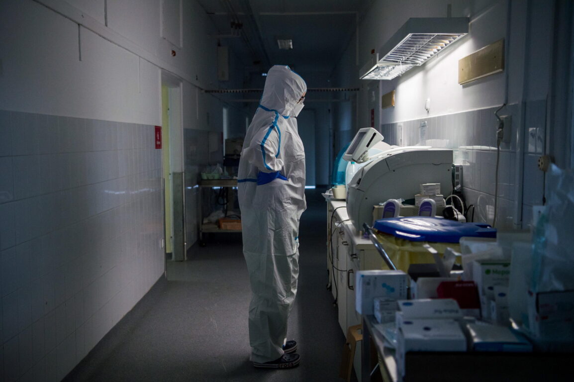 Gli ospedali inglesi si preparano a fronteggiare Omicron: si rischiano 200.000 contagi al giorno Gli ospedali inglesi si preparano a fronteggiare Omicron: si rischiano 200.000 contagi al giorno