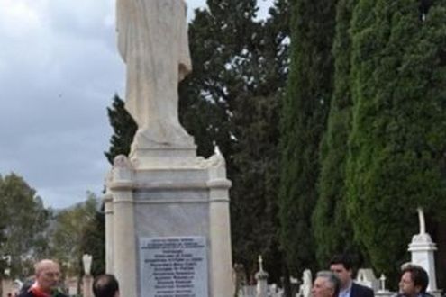 La lapide dei partigiani 'disturba' la statua della Madonna: la Lega vuole farla rimuovere