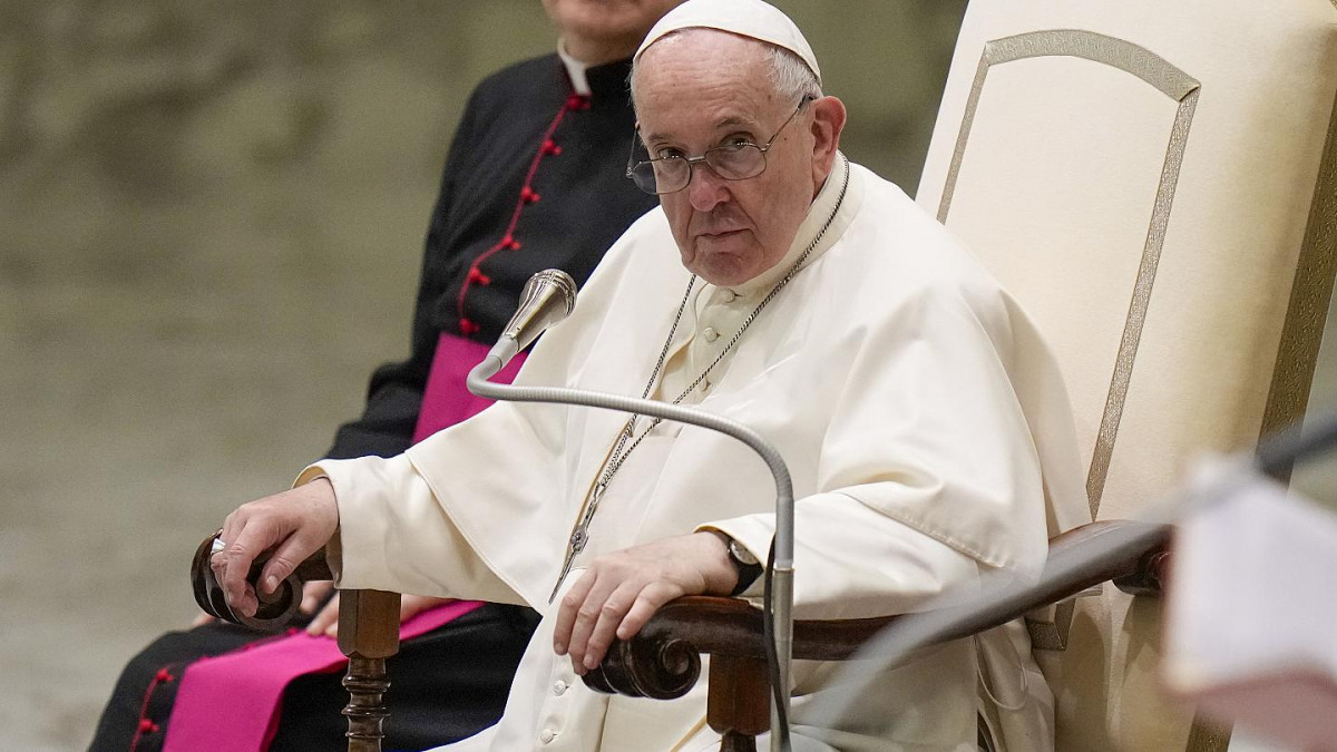 La pezza di Francesco dopo il terremoto Ratzinger: "La Chiesa si impegnerà al massimo per le vittime di abusi"