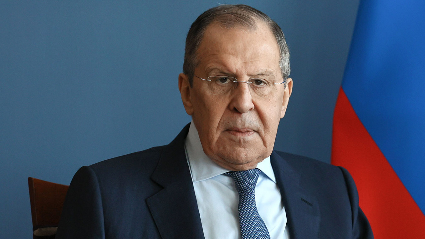 Lavrov schernisce l'Europa: "A parte Macron, tutti contenti di essere comandati dagli Usa"