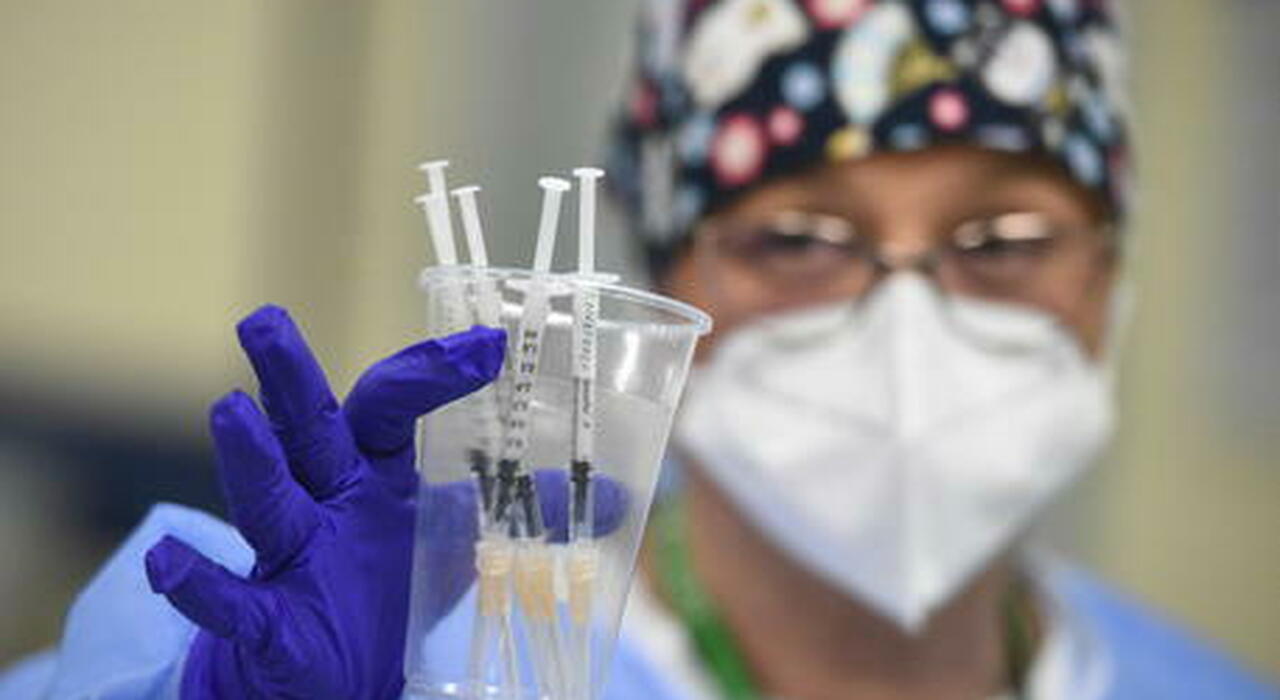 I medici: "Altri 1300 camici bianchi no-vax sospesi, non sono fatti per questo mestiere" I medici: "Altri 1300 camici bianchi no-vax sospesi, non sono fatti per questo mestiere"