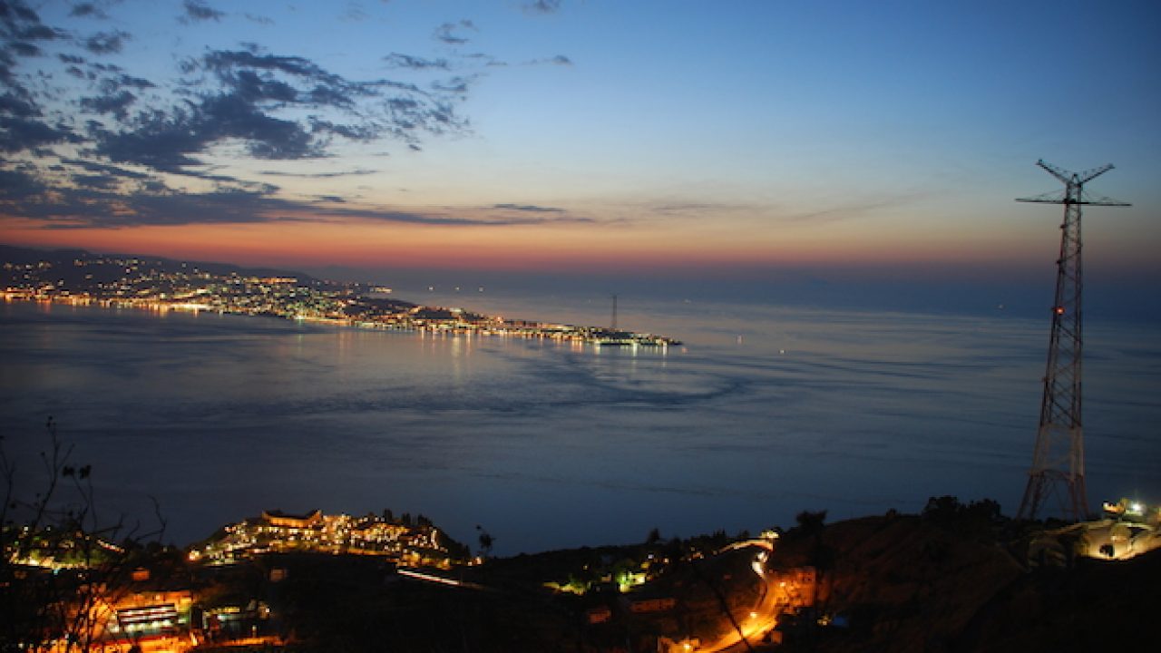 Musumeci firma l'ordinanza: "Sarà possibile attraversare lo Stretto di Messina anche solo con un tampone negativo"