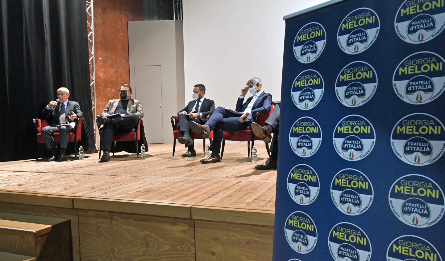 C'è la quarta ondata ma Fratelli d'Italia difende i no-vax: "Restrizioni ideologiche come i peggiori regimi.