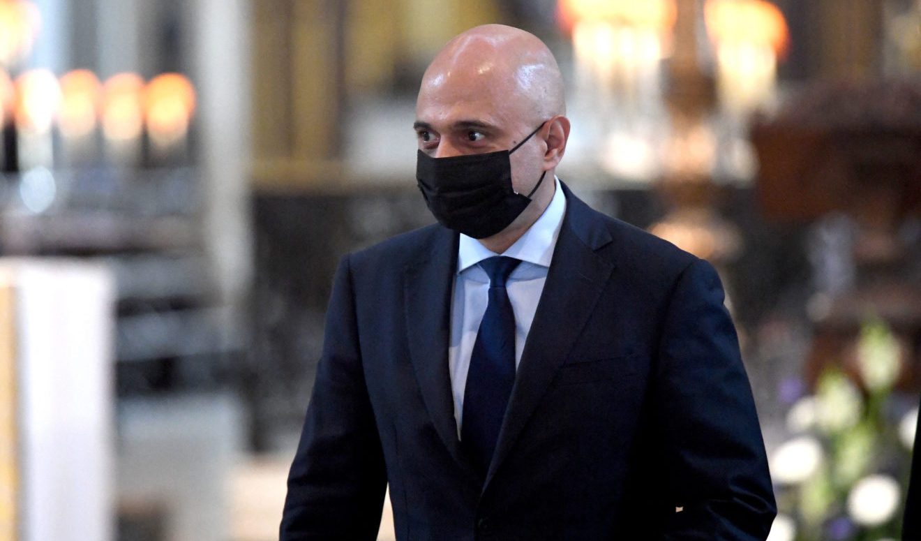 Variante Omicron in ritirata dal Regno Unito il ministro: "Momento giusto per revocare le restrizioni"