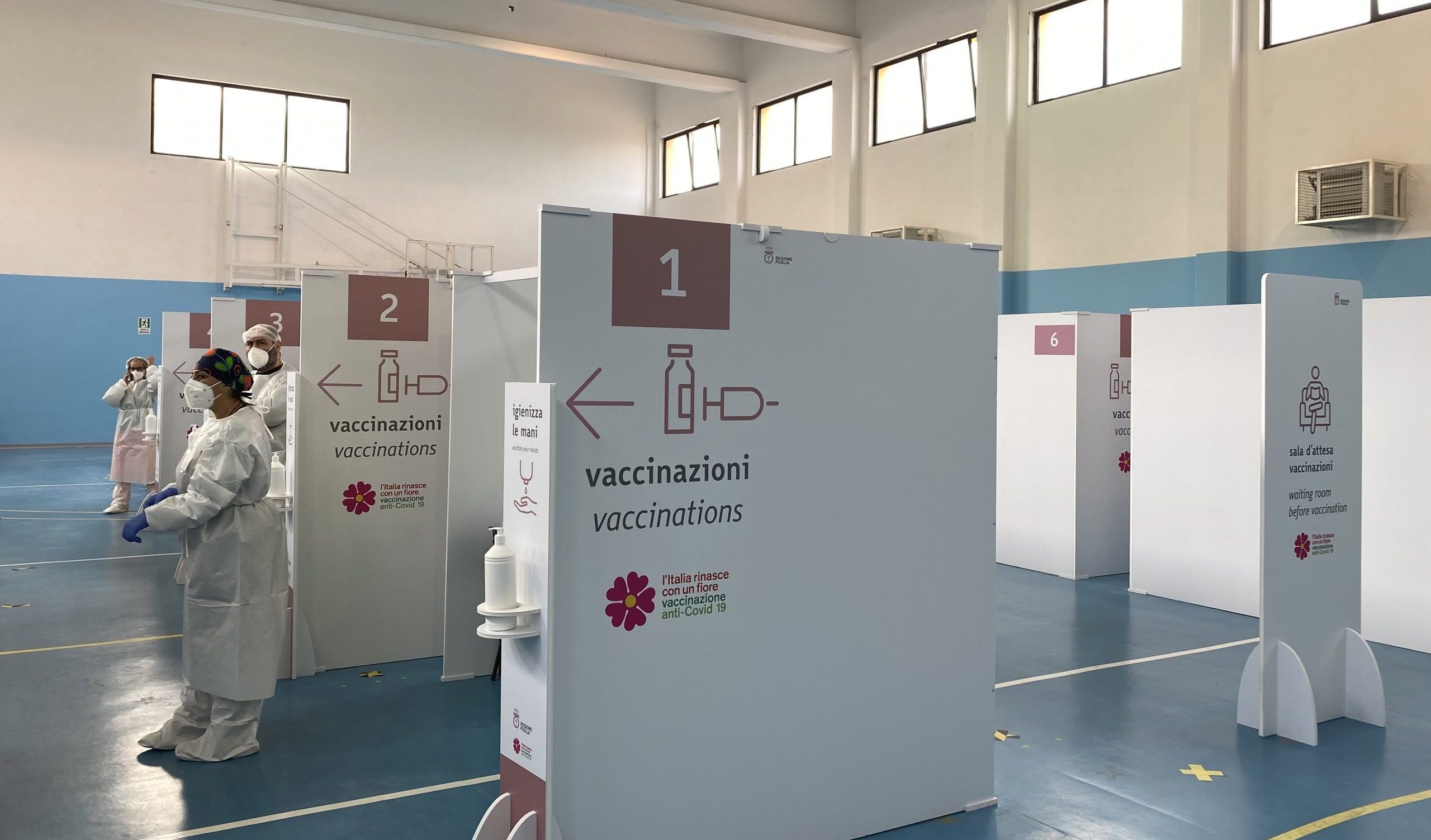 No-vax offre soldi all'infermiere in cambio di una falsa vaccinazione: denunciato No-vax offre soldi all'infermiere in cambio di una falsa vaccinazione: denunciato