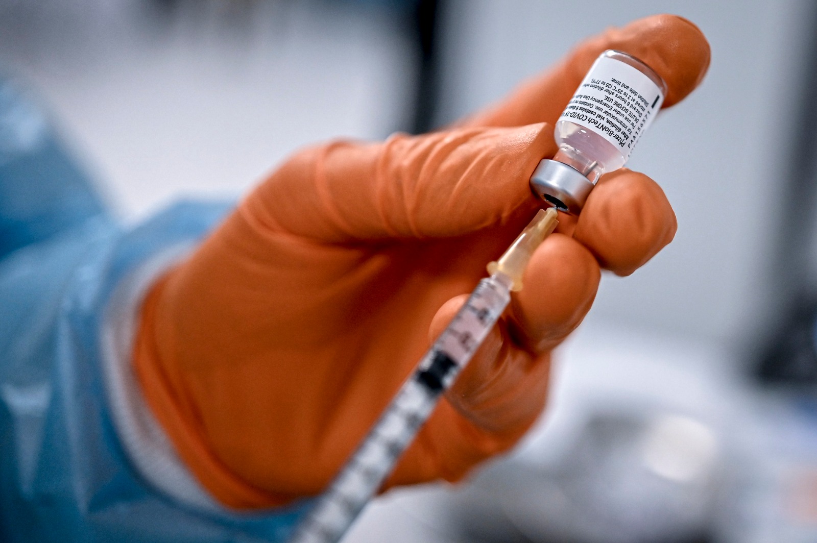 L'Ema conferma: "Vaccini meno efficaci contro i contagi da Omicron e malattia lieve"