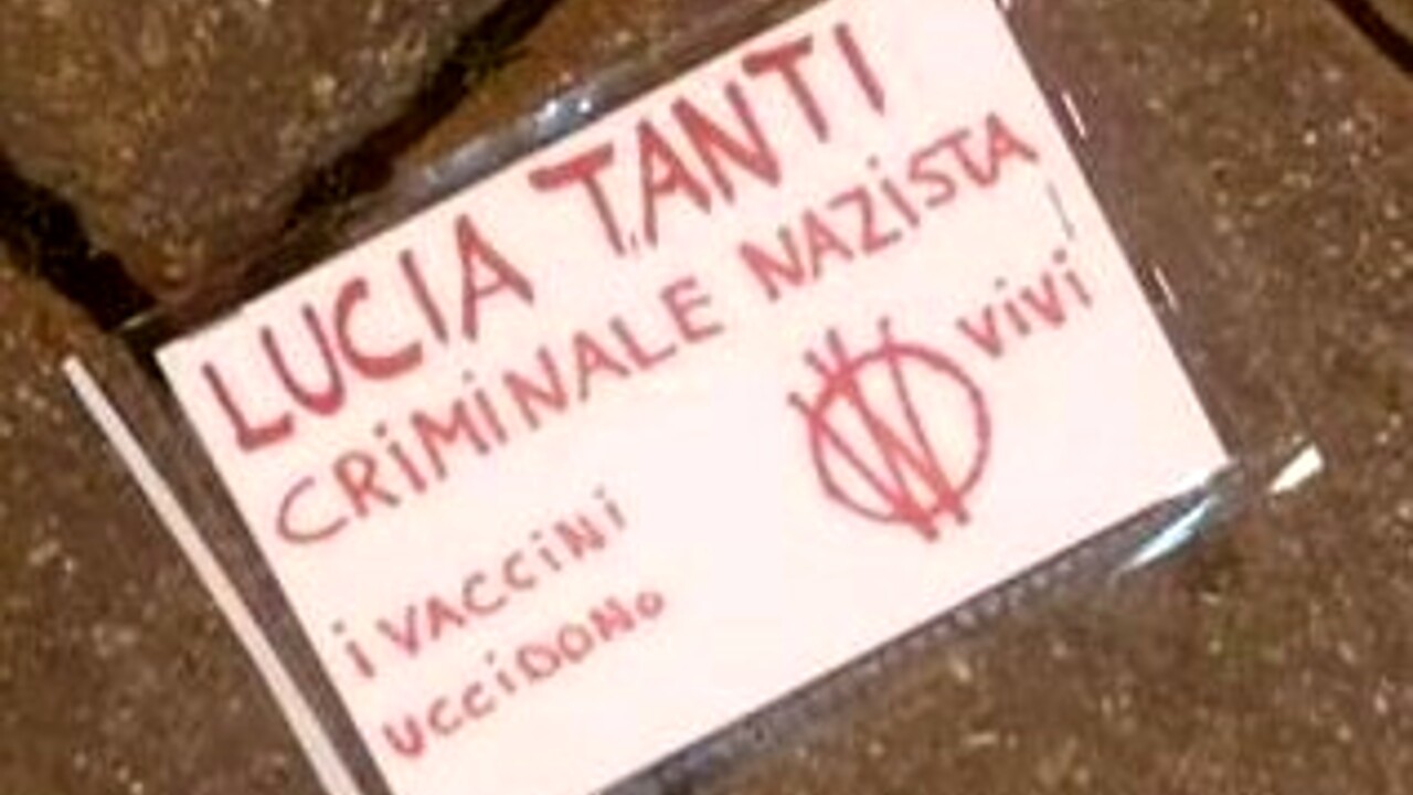 Minacce no-vax alla vice-sindaca di Arezzo: "Criminale nazista, i vaccini uccidono" Minacce no-vax alla vice-sindaca di Arezzo: "Criminale nazista, i vaccini uccidono"