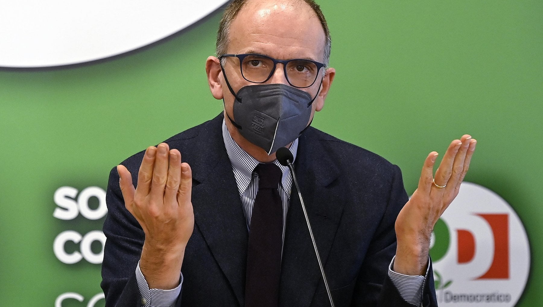 Eutanasia, Letta: "Il Parlamento trovi una soluzione, chi soffre non può aspettare" Eutanasia, Letta: "Il Parlamento trovi una soluzione, chi soffre non può aspettare"