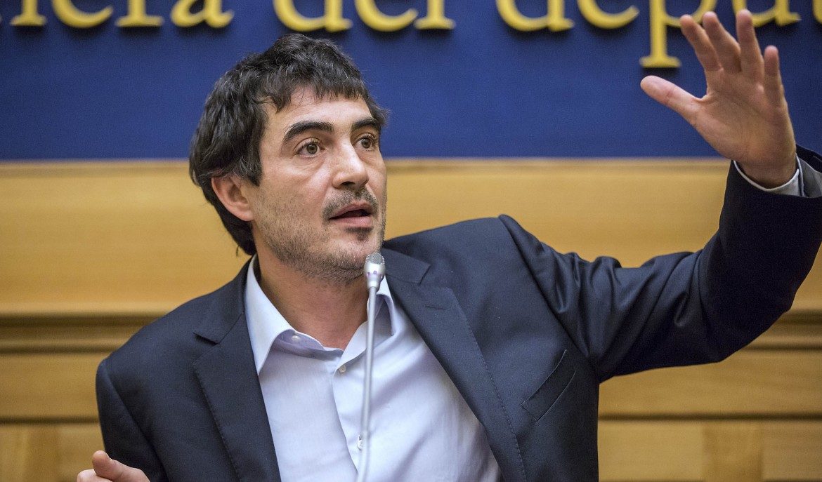 Ucraina, Fratoianni: "Dopo 70 giorni di guerra non ci sono negoziati, il governo venga in parlamento" Ucraina, Fratoianni: "Dopo 70 giorni di guerra non ci sono negoziati, il governo venga in parlamento"