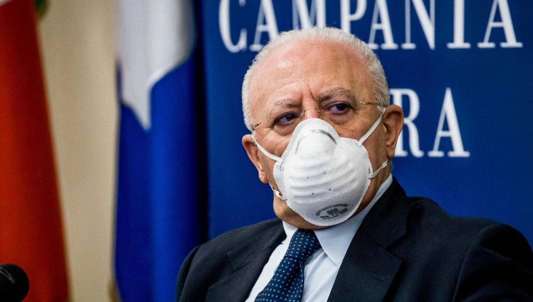 Covid, De Luca guastafeste va ancora una volta contro il Governo: "Da noi le mascherine restano" Covid, De Luca guastafeste va ancora una volta contro il Governo: "Da noi le mascherine restano"