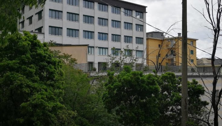 Assalto razzista in un centro per migranti minorenni, incappucciati lanciano pietre e bastoni