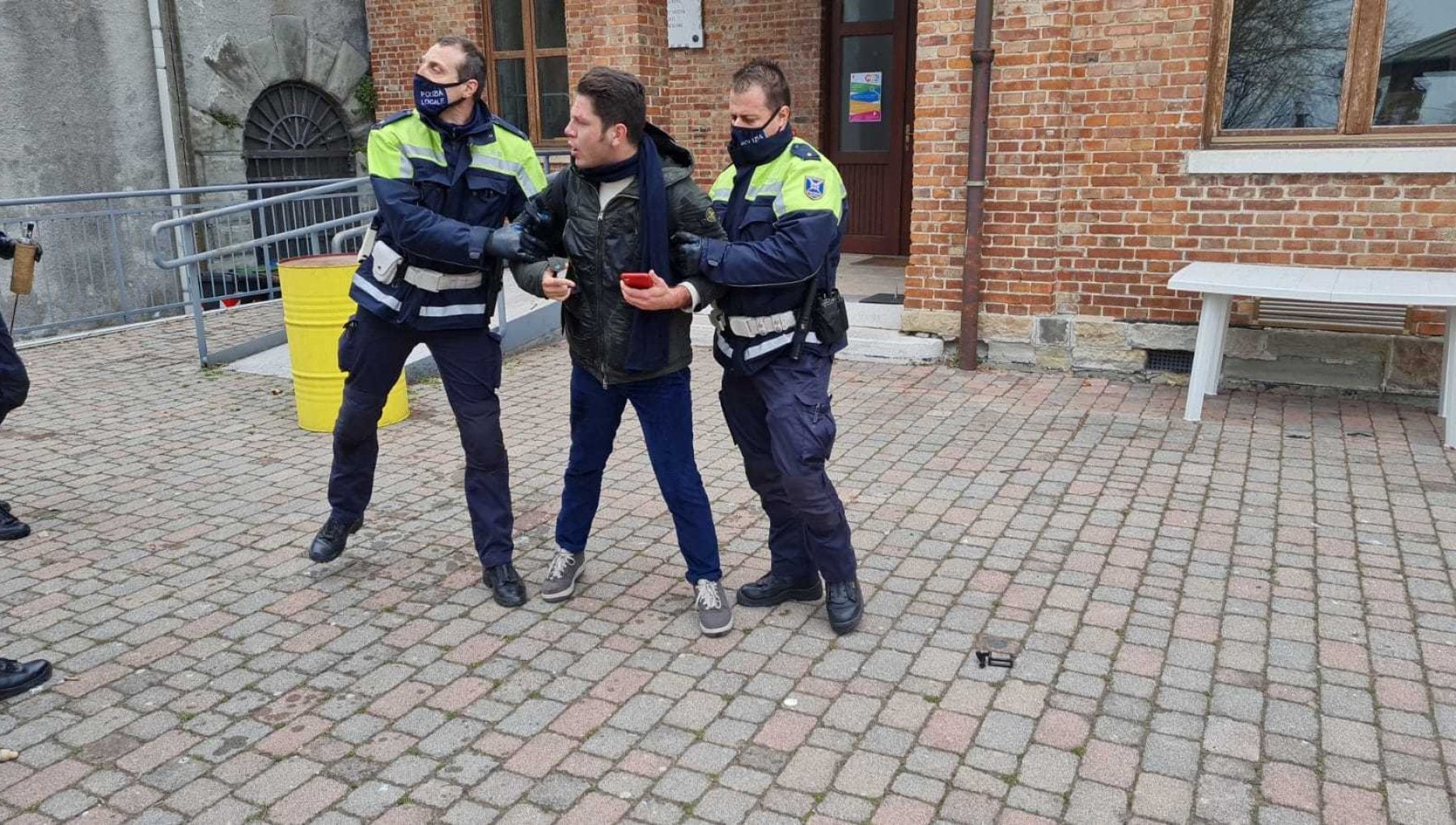 Il prefetto sospende il consigliere comunale no-vax di Trieste: è ai domiciliari Il prefetto sospende il consigliere comunale no-vax di Trieste: è ai domiciliari