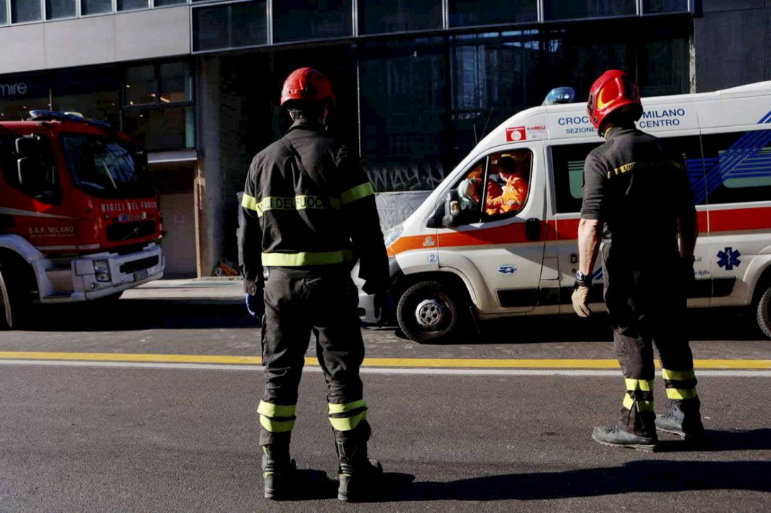 Milano, incidente mortale sul lavoro: due operai precipitano nel vano di un ascensore, uno muore Milano, incidente mortale sul lavoro: due operai precipitano nel vano di un ascensore, uno muore