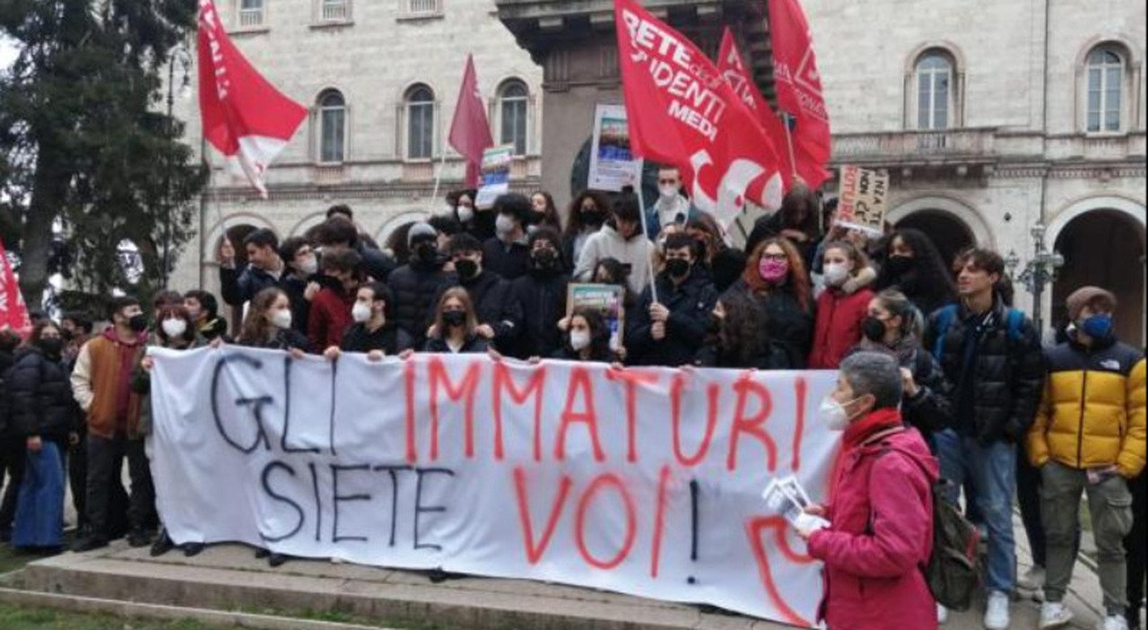 Ritorna lo scritto alla maturità e scatta la protesta degli studenti nelle piazze d'Italia: "Impensabile" Ritorna lo scritto alla maturità e scatta la protesta degli studenti nelle piazze d'Italia: "Impensabile"