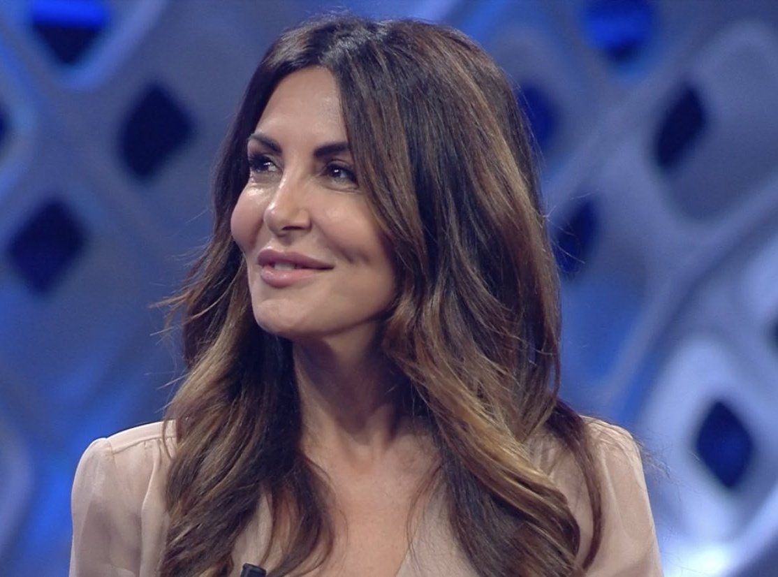 Sanremo, a chi ha detto pezzo di m.... Sabrina Ferilli? Lo staff getta acqua sul fuoco e lei: "Amadeus ti voglio bene" Sanremo, a chi ha detto pezzo di m.... Sabrina Ferilli? Lo staff getta acqua sul fuoco e lei: "Amadeus ti voglio bene"