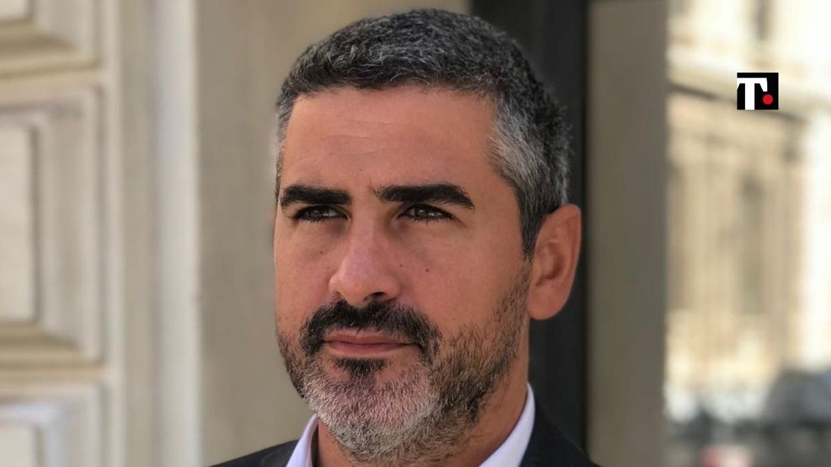 Fraccaro (M5s) mastica amaro: "Volevamo essere post-ideologici ma siamo diventati di sinistra" Fraccaro (M5s) mastica amaro: "Volevamo essere post-ideologici ma siamo diventati di sinistra"