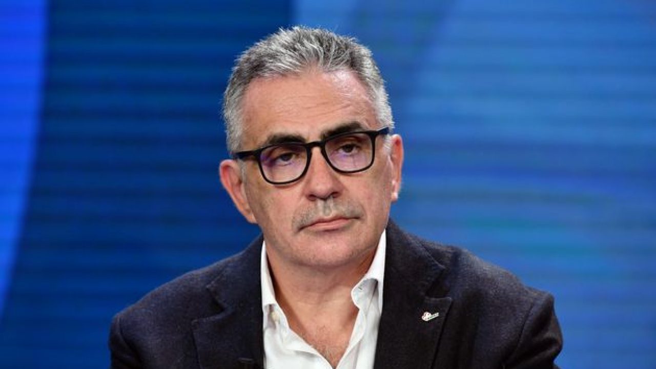 Covid, Pregliasco: "Dopo il 15 giugno manterrei l'obbligo della mascherina sui mezzi pubblici"