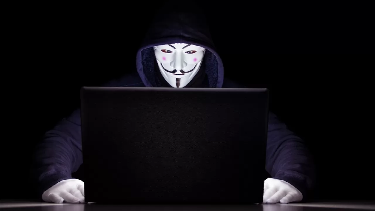 Anonymous dichiara "cyber guerra" alla Russia: rivendicato l'attacco informatico all'emittente RT