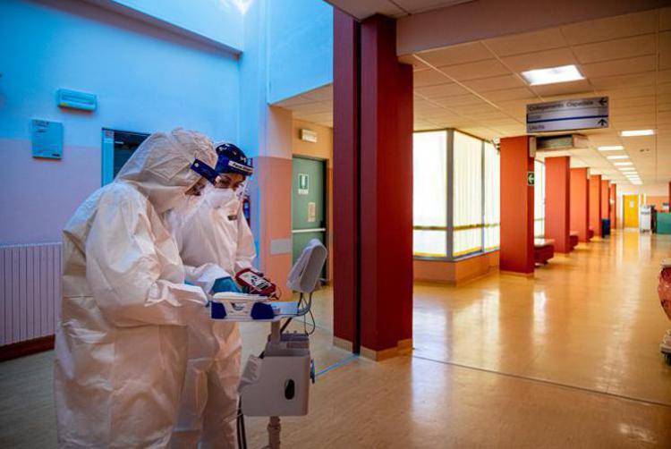 Covid, calano ancora ricoveri e terapie intensive ma altri 269 decessi