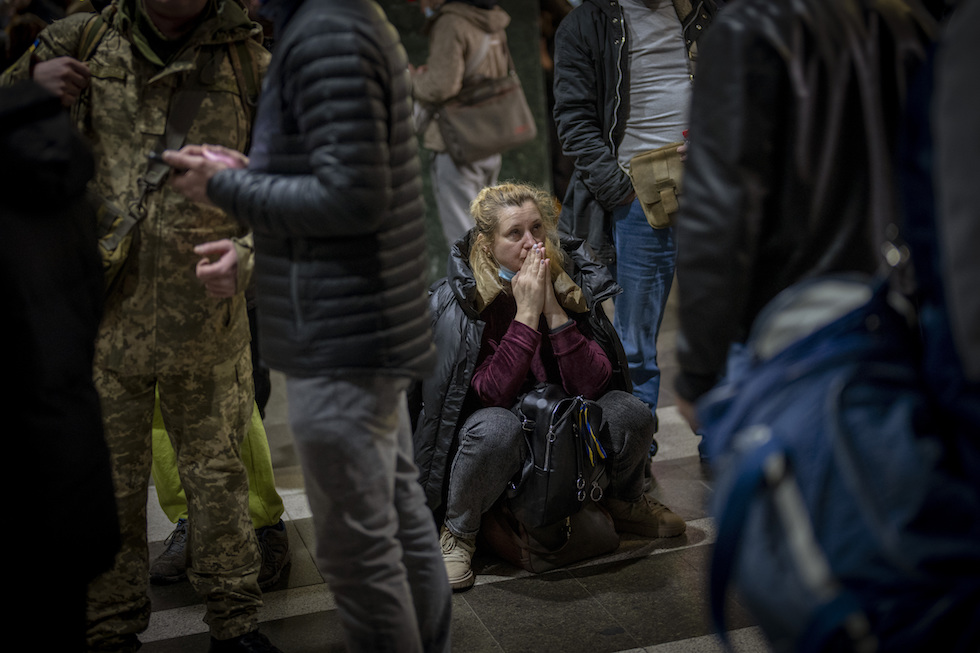 Svegliarsi in guerra: le foto di chi fugge dall'Ucraina invasa da Putin