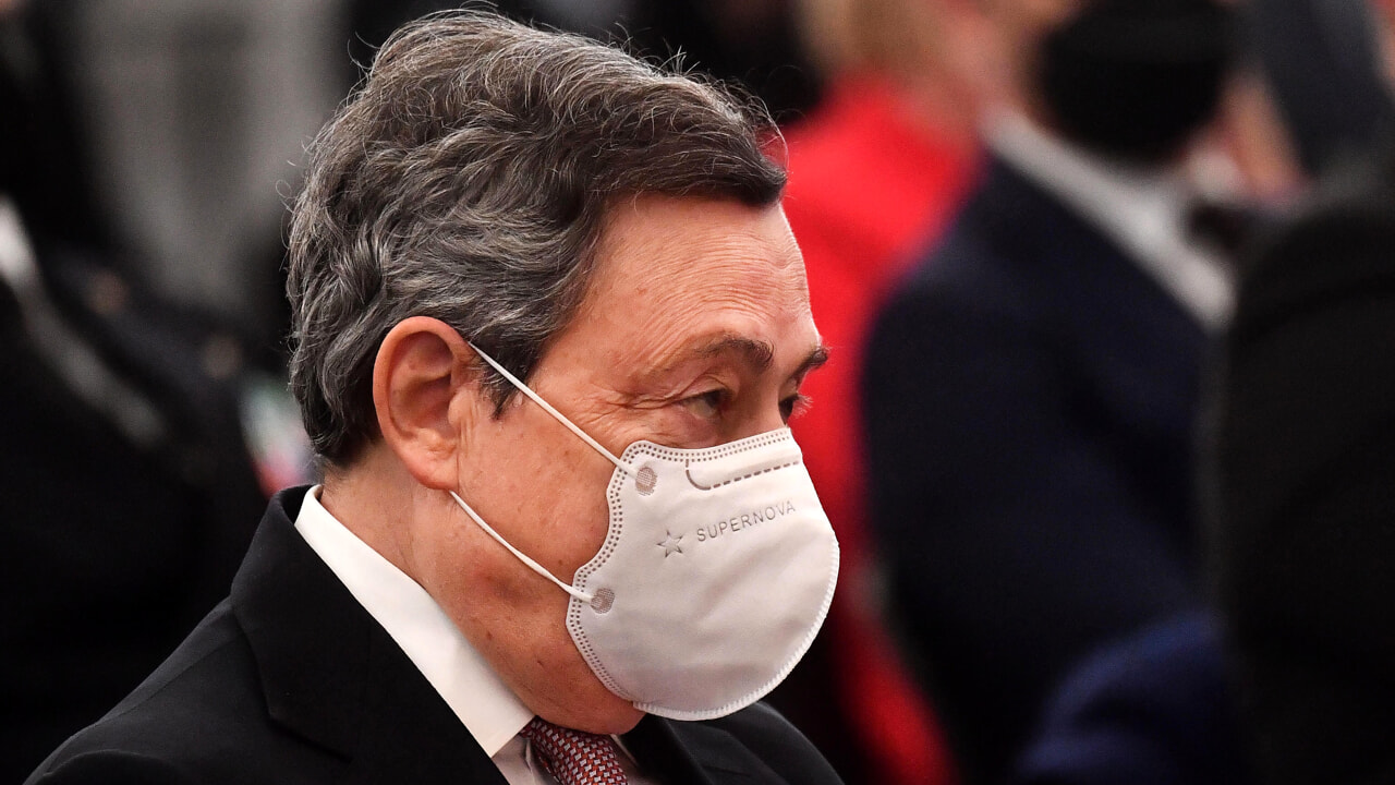 Sondaggi politici: gli italiani si fidano più di Draghi, superato Conte Sondaggi politici: gli italiani si fidano più di Draghi, superato Conte