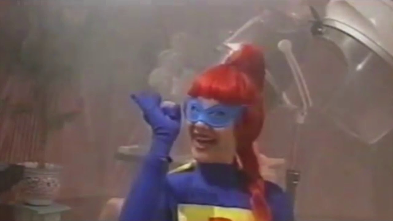 Una prof propone in classe uno sketch della supereroina che sconfigge il male alzandosi la gonna: scoppia la polemica