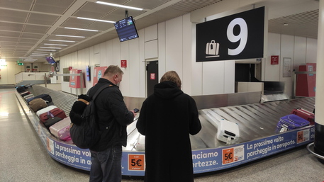 Ucraina, nonna e nipote arrivano a Fiumicino: sono le prime profughe a chiedere asilo in Italia