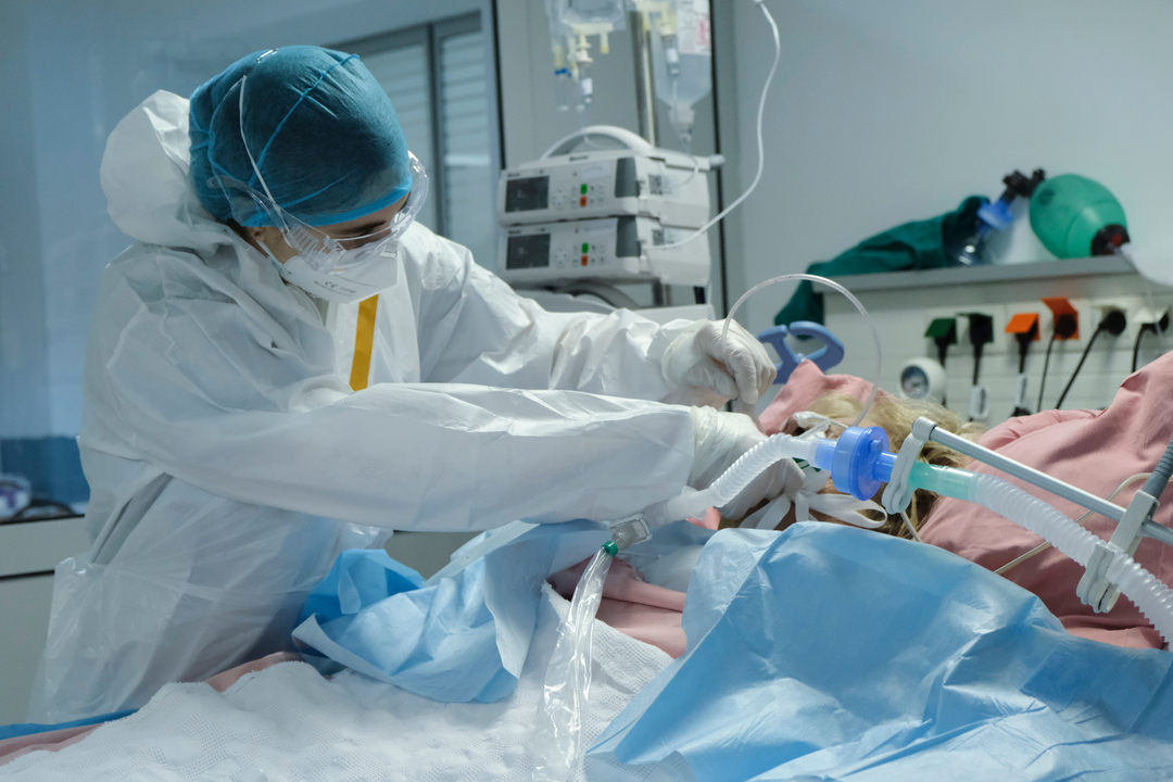 shutterstock_1853582107 Covid, curva in discesa ma ancora 395 morti. Fiaso: "Il 64% dei posti in terapia intensiva è occupato da non vaccinati"
