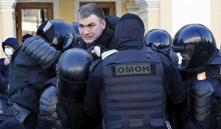 Ucraina, in Russia la repressione di Putin su chi protesta contro la guerra: oltre 800 arresti Ucraina, in Russia la repressione di Putin su chi protesta contro la guerra: oltre 800 arresti