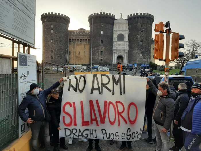 Protesta per venuta draghi patto per napoli firma Russia-Ucraina: Draghi contestato a Napoli: "Via da qui, vogliamo lavoro non la Guerra"