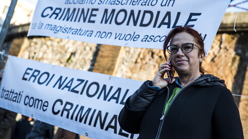 Bianca Maria Granato, l'ex M5s fan di Putin e fiera no-vax: "I vaccini fanno contagiare e morire di covid" Bianca Maria Granato, l'ex M5s fan di Putin e fiera no-vax: "I vaccini fanno contagiare e morire di covid"