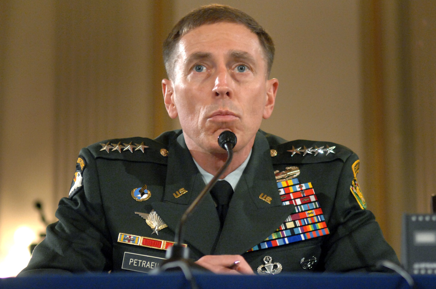 Mariupol, il generale Petraeus: "Gli ucraini combattono con eroismo contro i russi ma alla fine cadrà"