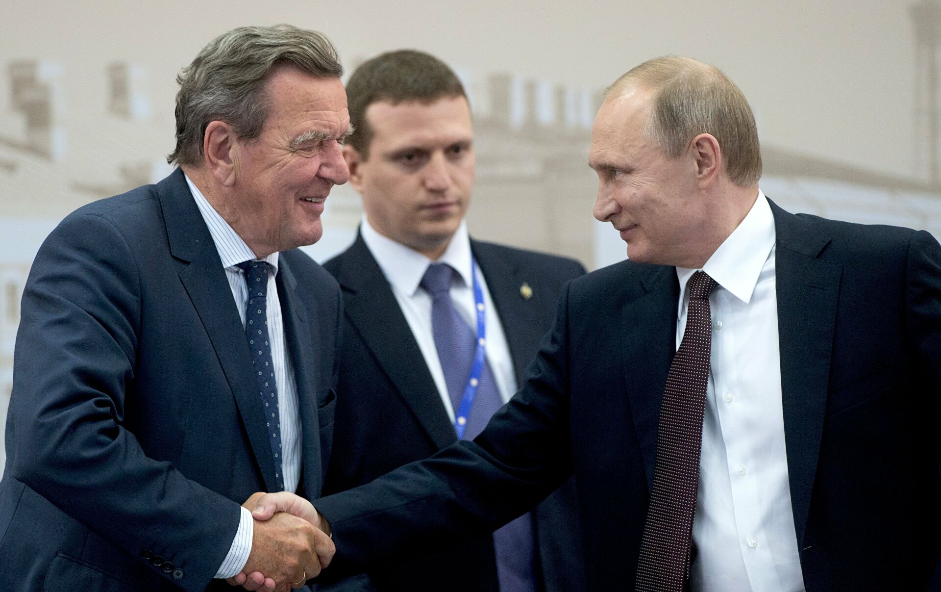 Ucraina, dall'Spd ultimatum a Schroeder: "Fermi i suoi rapporti con la Russia o sarà espulso" Ucraina, dall'Spd ultimatum a Schroeder: "Fermi i suoi rapporti con la Russia o sarà espulso"