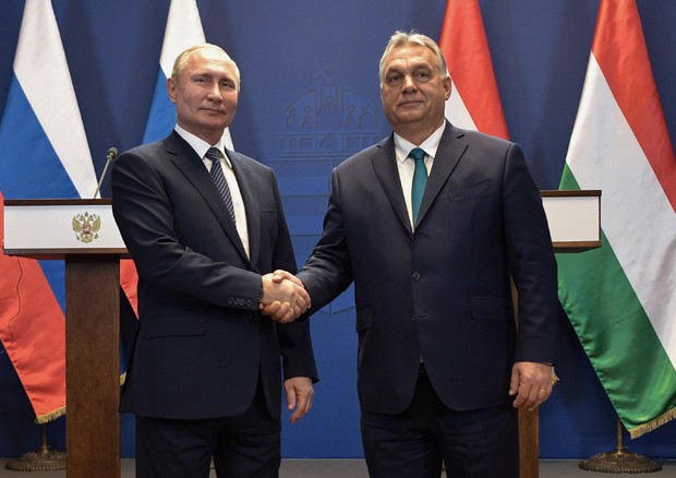 Zelensky attacca Orban: "Ora dovrà scegliere tra la Russia e il resto del mondo"