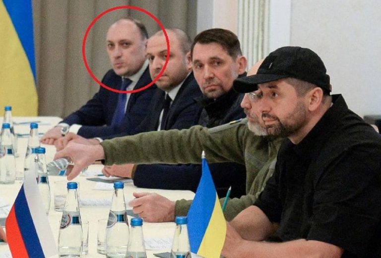 Un membro della delegazione ucraina è stato ucciso dagli 007 di Kiev: "Era una spia dei russi"