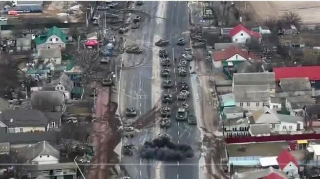 Ucraina, il racconto di Biloslavo: "Kiev accerchiata. Ai posto di blocco se vedono un telefono sparano" Ucraina, il racconto di Biloslavo: "Kiev accerchiata. Ai posto di blocco se vedono un telefono sparano"