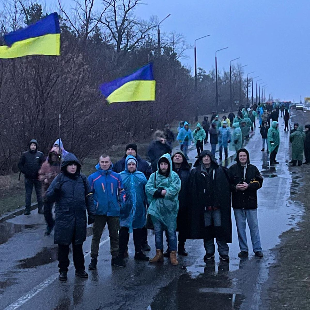 Ucraina, resistenza contro l'invasione russa: in strada per impedire l'accesso alla centrale nucleare di Zaporizhzhia Ucraina, resistenza contro l'invasione russa: in strada per impedire l'accesso alla centrale nucleare di Zaporizhzhia